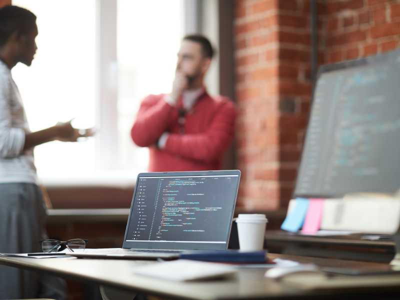 "Forjando el Futuro del Software: Tendencias Emergentes y Prácticas Excelentes en 2024"